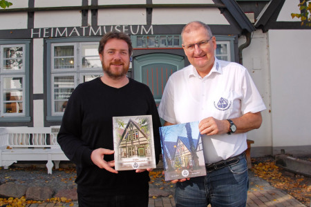 Museumsleiter Christoph Wegner (l.) und der Vorsitzende des Museumsvereins Warnemünde, Uwe Heimhardt, mit den Chroniken der letzten 20 Jahre. Museumsleiter Christoph Wegner (l.) und der Vorsitzende des Museumsvereins Warnemünde, Uwe Heimhardt, mit den Chroniken der letzten 20 Jahre.