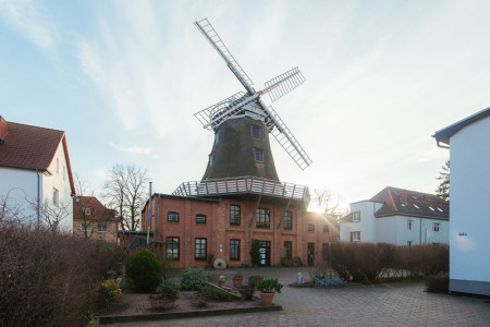 In der historischen Warnemünder Mühle aus dem Jahr 1866 kann künftig auch gewohnt werden.