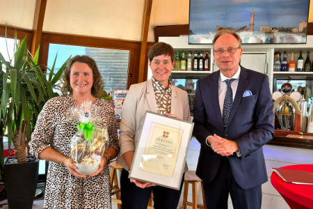 Denise Johann&szlig;on von der Tourismuszentrale Rostock und Warnem&uuml;nde, Oberb&uuml;rgermeisterin Eva-Maria Kr&ouml;ger und Tourismus-Staatssekret&auml;r Jochen Schulte (v.l.) bei der feierlichen &Uuml;bergabe der Urkunde zur Repr&auml;dikatisierung von Rostocks Seeb&auml;dern in der Strandoase Treichel.