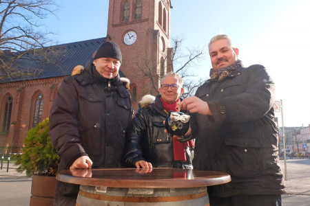 Für den Brunnen auf dem Kirchenplatz ist in Warnemünde wieder einmal Eigeninitiative gefragt. Die drei Unternehmer Rainer Möller, Manfred Gnoyke und Guido Eicher (v.l.) möchten das Projekt finanziell unterstützen.