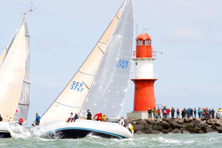 Startklar für 250 Seemeilen: Die Hochseeregatta Rund Bornholm lockt fast 40 Crews an die Startlinie vor Warnemünde – ein maritimes Abenteuer mit Kultstatus.//Foto: Holger Martens