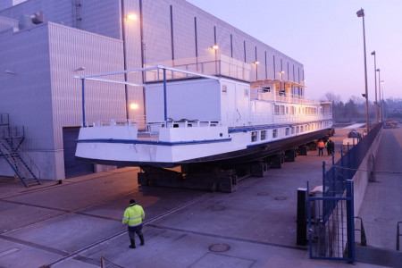 Entlang der Tamsen-Schiffbauhalle wird die "Lichtenberg" auf Schienen in Richtung Wasser bewegt.