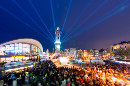 85.000 Menschen verfolgten das Warnemünder Turmleuchten - die Neujahrsinszenierung aus Musik, Feuerwerk und Lasershow.