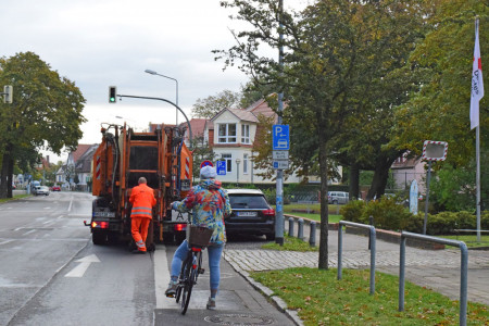 Den markierten Fahrradstreifen Parkstraße teilen sich Radfahrer mit Müllautos, Mama-Taxis, Bussen und Lieferanten. Kreuzgefährlich wird es, wenn man hier mit Kindern unterwegs ist. 