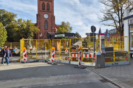 Großbaustellen gibt es in Warnemünde derzeit viele, so wie hier am Kirchenplatz...