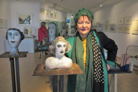 Die Künstlerin Christina Renker ist für ihre charakteristischen Keramikköpfe bekannt. 