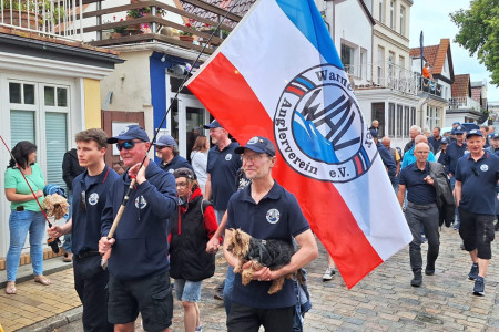 Auch der Warnemünder Anglerverein e.V. (WAV) hat mit 42 Mitgliedern am diesjährigen Niegen Umgang teilgenommen.//Foto: Uwe Kleinhans