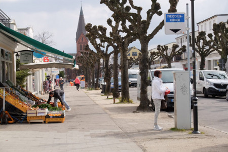 So wie hier in der Mühlenstraße fallen in Warnemünde ab sofort deutlich höhere Parkgebühren an. Betroffen sind nur öffentliche Stellflächen.
