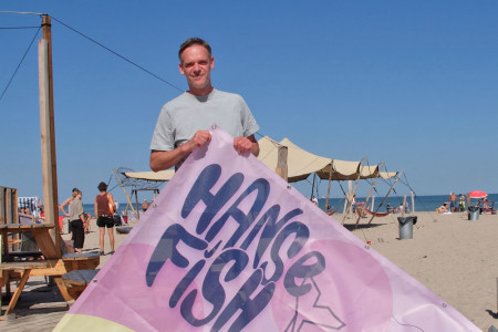 Als Geschäftsführer der Wal Strandbar unterhalb von Leuchtturm und Teepott in Warnemünde freut sich Christoph Krause auf die Verleihung des HanseFiSH Music Video Awards am Sail-Sonnabend. Als Geschäftsführer der Wal Strandbar unterhalb von Leuchtturm und Teepott in Warnemünde freut sich Christoph Krause auf die Verleihung des HanseFiSH Music Video Awards am Sail-Sonnabend.