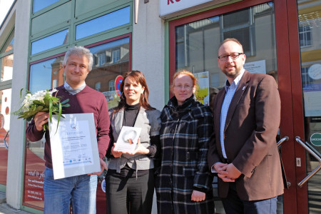 René Portwich, Daniela Köthe, Kristina Portwich und Matthias Fromm (v.l.) bei der Übergabe des Servicequalitäts-Siegels. René Portwich, Daniela Köthe, Kristina Portwich und Matthias Fromm (v.l.) bei der Übergabe des Servicequalitäts-Siegels.