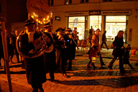 Der Martins-Umzug in Warnemünde führt über den Alten Strom und die die Strandpromenade zur Kurhausterrasse. Der Martins-Umzug in Warnemünde führt über den Alten Strom und die die Strandpromenade zur Kurhausterrasse.