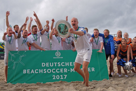 So sehen Meister aus: Nach einem höchstspannenden Finale sicherten sich die Rostocker Robben zum vierten Mal die deutsche Beachsoccer-Krone.