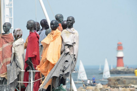 Der dänische Fischkutter MS "Anton" hat am Freitagnachmittag mit 70 lebensgroßen Bronzeskulpturen an Bord in Warnemünde festgemacht und will so auf die Situation der Flüchtlinge mit Mittelmeer aufmerksam machen.