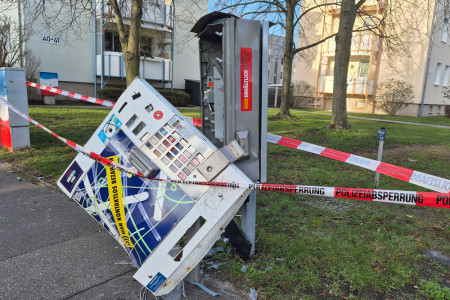 In der Nacht auf Sonntag wurde an der Kreuzung Richard-Wagner-Straße / Einmündung Wiesenweg in Warnemünde ein Zigarettenautomat gesprengt. In der Nacht auf Sonntag wurde an der Kreuzung Richard-Wagner-Straße / Einmündung Wiesenweg in Warnemünde ein Zigarettenautomat gesprengt.
