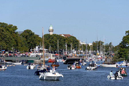 Strahlender Sonnenschein, fröhliche Gesichter und jede Menge Boots-Action: Beim Brückenfest glänzte der Warnemünder Anglerverein e.V. mit einer eindrucksvollen Ausfahrt durch die gedrehte Brücke – bevor die Vereinsgemeinschaft den Tag gemütlich auf der Wiese bei den Anlegern ausklingen ließ.//Foto: Peter Lehmann