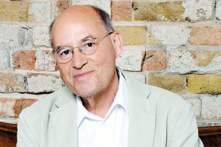 Mit Charme, Witz und Nachdenklichkeit: Gregor Gysi nimmt sein Publikum mit auf eine literarische Reise durch „sein Leben in 13 Büchern“.//Foto: Natascha Zivadinovic