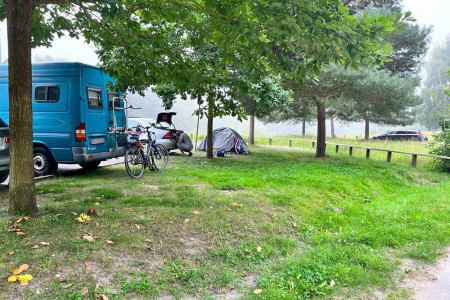 Dieser Camper hielt auf dem Parkplatz Wilhelmshöhe 14 Tage aus. Die Kontrolleure vom KOD werden einfach ausgetrickst. Nebenan ist ein Zelt aufgebaut.//Foto: Katharina Soyk
