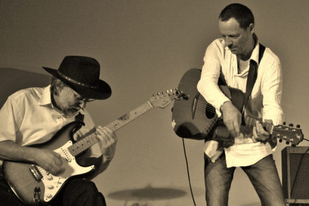 Roland Beeg und Harro Hübner gestalten den Neujahrsblues im Café Ringelnatz Warnemünde.
