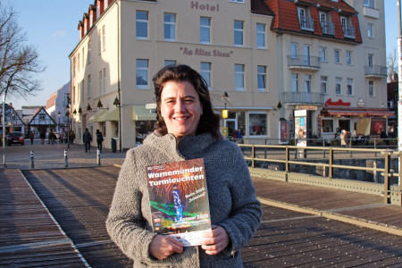 Karen Neumann ist Verkaufsleiterin im Hotel Am Alten Strom und freut sich auf die Neujahrsinszenierung am Warnemünder Leuchtturm.