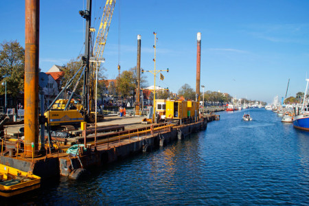 Am Alten Strom von Warnemünde hat der dritte und letzte Bauabschnitt zur Sanierung der Steganlagen begonnen. Am Alten Strom von Warnemünde hat der dritte und letzte Bauabschnitt zur Sanierung der Steganlagen begonnen.