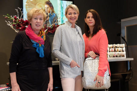 Sie freuen sich auf das Mode-Dinner am 11. März in der Sky-Bar (v.l.): Veranstalterin Barbara Weyrich, Jana Lepa von der Modelagentur "Mode Musik Mannequins" und die Inhaberin der Boutique "Lieblingsstücke", Doreen Tünschel. Der stylische Rucksack von Manou Lenz ist bei ihr exklusiv zu haben.