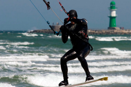 Am Wochenende findet am Strand von Warnemünde die 14. Kitesurf-Trophy statt. Am Wochenende findet am Strand von Warnemünde die 14. Kitesurf-Trophy statt.