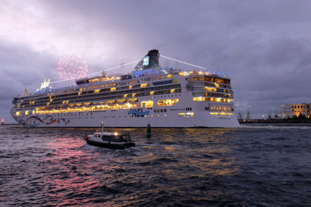 Die "Norwegian Star" wurde gegen 22.00 Uhr mit einem Höhenfeuerwerk aus Warnemünde verabschiedet. Die "Norwegian Star" wurde gegen 22.00 Uhr mit einem Höhenfeuerwerk aus Warnemünde verabschiedet.