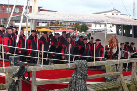 Auftakt des Kuttersingens mit De Klaashahns auf der "Doberan", Foto: Klaashahns Auftakt des Kuttersingens mit De Klaashahns auf der "Doberan", Foto: Klaashahns