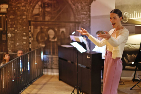 Sina Puffay am Gesang und Hanna Hauser am Klavier sorgten im Café Bohne mit ihrer mitreißenden Performance für begeisterte Gäste und eine wunderbar musikalische Atmosphäre.//Foto: Danny Gohlke Sina Puffay am Gesang und Hanna Hauser am Klavier sorgten im Café Bohne mit ihrer mitreißenden Performance für begeisterte Gäste und eine wunderbar musikalische Atmosphäre.//Foto: Danny Gohlke
