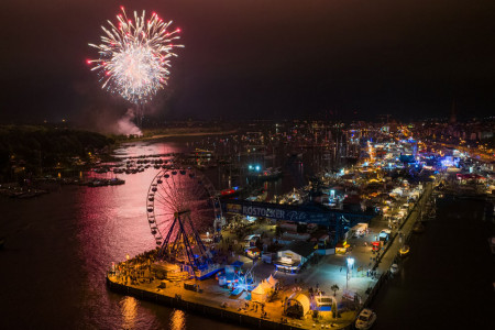 Das Feuerwerk zur Hanse Sail ist immer wieder einer der Höhepunkte des viertägigen Festes.//Foto:TZRW/ Holger Martens Das Feuerwerk zur Hanse Sail ist immer wieder einer der Höhepunkte des viertägigen Festes.//Foto:TZRW/ Holger Martens