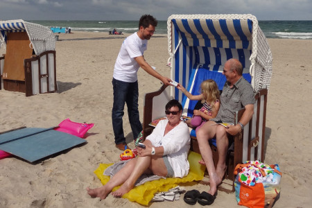 Auch in diesem Jahr sind an den Stränden von Warnemünde und Markgrafenheide wieder kostenlose Strandascher zu haben.