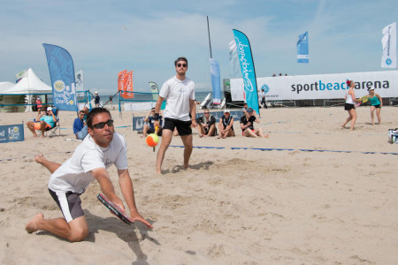 Beim Beach-Tennis in der Sport und Beacharena wird um jeden Ball gek&auml;mpft.