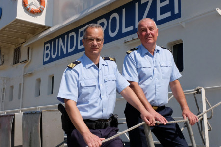 Polizeihauptmeister Thomas Wegner (49) und Polizeioberkommissar Dirk Pfefferkorn (54) sind aus der Ägäis zurück nach Warnemünde gekehrt.
