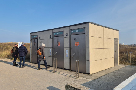 Ratlose Gesichter bei diesen Strandspaziergängern: Die öffentliche Toilette am Strand Aufgang 16 wurde mitwillig zerstört und ist geschlossen. Ratlose Gesichter bei diesen Strandspaziergängern: Die öffentliche Toilette am Strand Aufgang 16 wurde mitwillig zerstört und ist geschlossen.