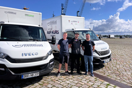 Mitarbeiter des Hanse Sail Büros nehmen die IVECO-Fahrzeuge der Firma Nutzfahrzeuge Bargeshagen in Empfang.//Foto: TZRW