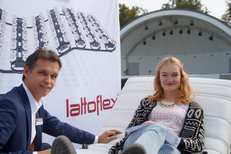 Probeliegen: Die angehende Sozialassistentin Juliane Wall testet ein Schlafsystem von Lattoflex.