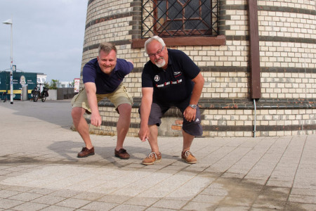 Das Ergebnis &uuml;berzeugt Mathias Stagat und Klaus M&ouml;ller: Um sich einen Eindruck zu verschaffen, was man mit einer professionellen Reinigung erreichen kann, lie&szlig; der Leuchtturmverein eine kleine Probefl&auml;che s&auml;ubern. Jetzt soll die gesamte Fl&auml;che um das Warnem&uuml;nder Wahrzeichen in Angriff genommen werden.