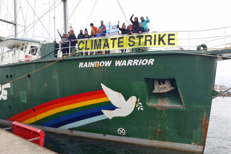 Die Umweltaktivisten von der „Rainbow Warrior“ beteiligen sich am heutigen Klimastreik in Rostock und bitten am Wochenende zu Open Ship. Foto: Greenpeace 