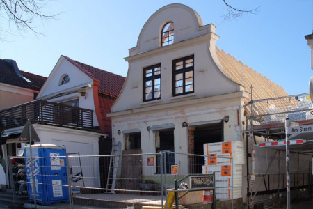 Die Sanierung der Warnemünder Klön-Klause erfolgt in enger Abstimmung mit den Denkmalpflegern. Giebel und Fachwerk bleiben erhalten. 