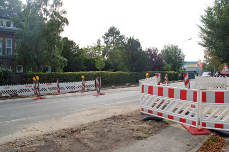 Auf Höhe der Parkstraße 43 entsteht derzeit ein Fußgängerüberweg, der den Schulweg für Grundschüler sicherer machen soll.