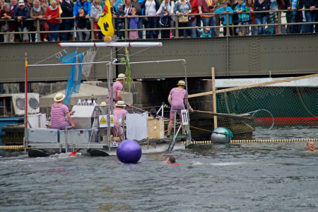 Ganz schön clever: Die Mannschaft des Mersi-Badezubers greift zum Kescher, um den Riesenball ins Tor zu bringen. Ganz schön clever: Die Mannschaft des Mersi-Badezubers greift zum Kescher, um den Riesenball ins Tor zu bringen.
