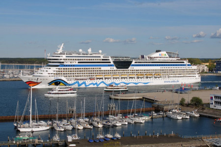 Die Rostocker Reederei Aida Cruises gilt als Vorreiter in Sachen emissionsarme Kreuzschifffahrt. Ab 2020 kann jedes Aida Schiff Landstrom beziehen.