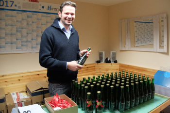 Das gibt’s nur zu Weihnachten: Henry Gidom betreibt mit seiner limitierten Sonderabfüllung Baltic Brut Champagner Ale einen großen Aufwand und beschriftet sogar die Flaschen selbst per Hand. Ab morgen ist das Warnemünder Spezialbier zu haben. 
