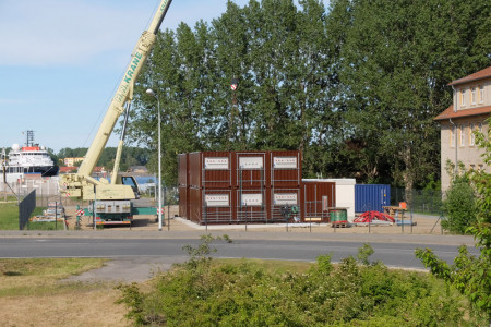 Die Landstromanlage für den Kreuzfahrthafen Warnemünde nimmt Gestalt an. Hier läuft mittlerweile die Installation der eigentlichen Anlagenkomponenten.