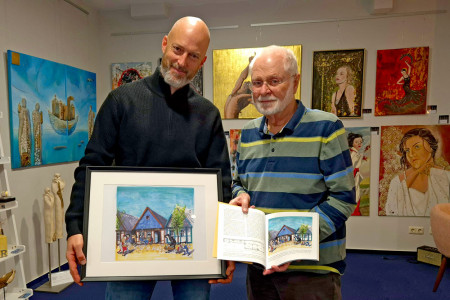 Kunst trifft Geschichte: Sebastian Stave (l.) und Horst D. Schulz präsentieren im Kunstatelier Warnemünde ihr gemeinsames Buchprojekt „Francisca zeichnet“. Das Buch und alle Stave-Zeichnungen können auch käuflich erworben werden.