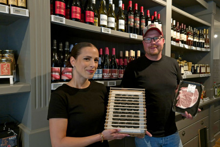 Feinschliff vor dem großen Steak-Auftritt: Der „Rockstar am Grill“, Stefan Pistol, und Mitarbeiterin Jennifer Ruppenthal geben in der neuen Steakwerft in der Alexandrinenstraße 103 alles, damit zur Neueröffnung am 22. Juli alles perfekt sitzt.
