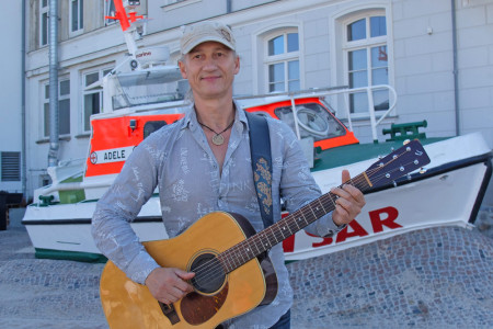 Der Musiker Ola Van Sander fühlt sich den Seenotrettern seit vielen Jahren eng verbunden. Gemeinsam mit Jobst Mehlan performt er bei den diesjährigen Stephan-Jantzen-Tagen Auszüge aus den  gefeierten Rockopern „Flut“ und „Stephan-Jantzen-Suite“.
