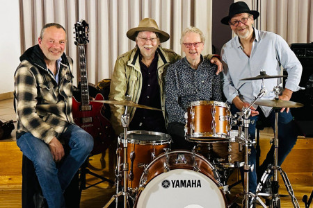 Die Pass Over Blues Band, das sind Harro Hübner, Roland Beeg, Frank Weigmann und Lutz Mohri. Am 28. Dezember 2025 gastieren sie im Ringelnatz Warnemünde.//Foto: Pass Over Blues Band Die Pass Over Blues Band, das sind Harro Hübner, Roland Beeg, Frank Weigmann und Lutz Mohri. Am 28. Dezember 2025 gastieren sie im Ringelnatz Warnemünde.//Foto: Pass Over Blues Band