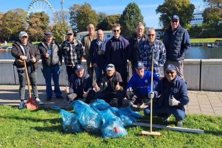 Mit guter Laune gegen den Müll: Die Mitglieder des Warnemünder Anglervereins machten den Alten Strom beim Catch & Clean Day ein Stück sauberer.//Foto: Uwe Kleinhans
