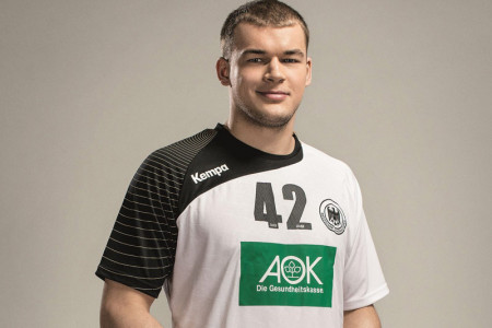 Der Rückraumspieler Paul Drux spielt seit 2011 bei den Füchsen Berlin. Mit ihnen gewann er in diesem Jahr sensationell den EHF Europa Pokal. Seit der WM in Katar gehört er zum Kader der Handballnationalmannschaft, bei der AOK Nordost ist er Sportbotschafter.
